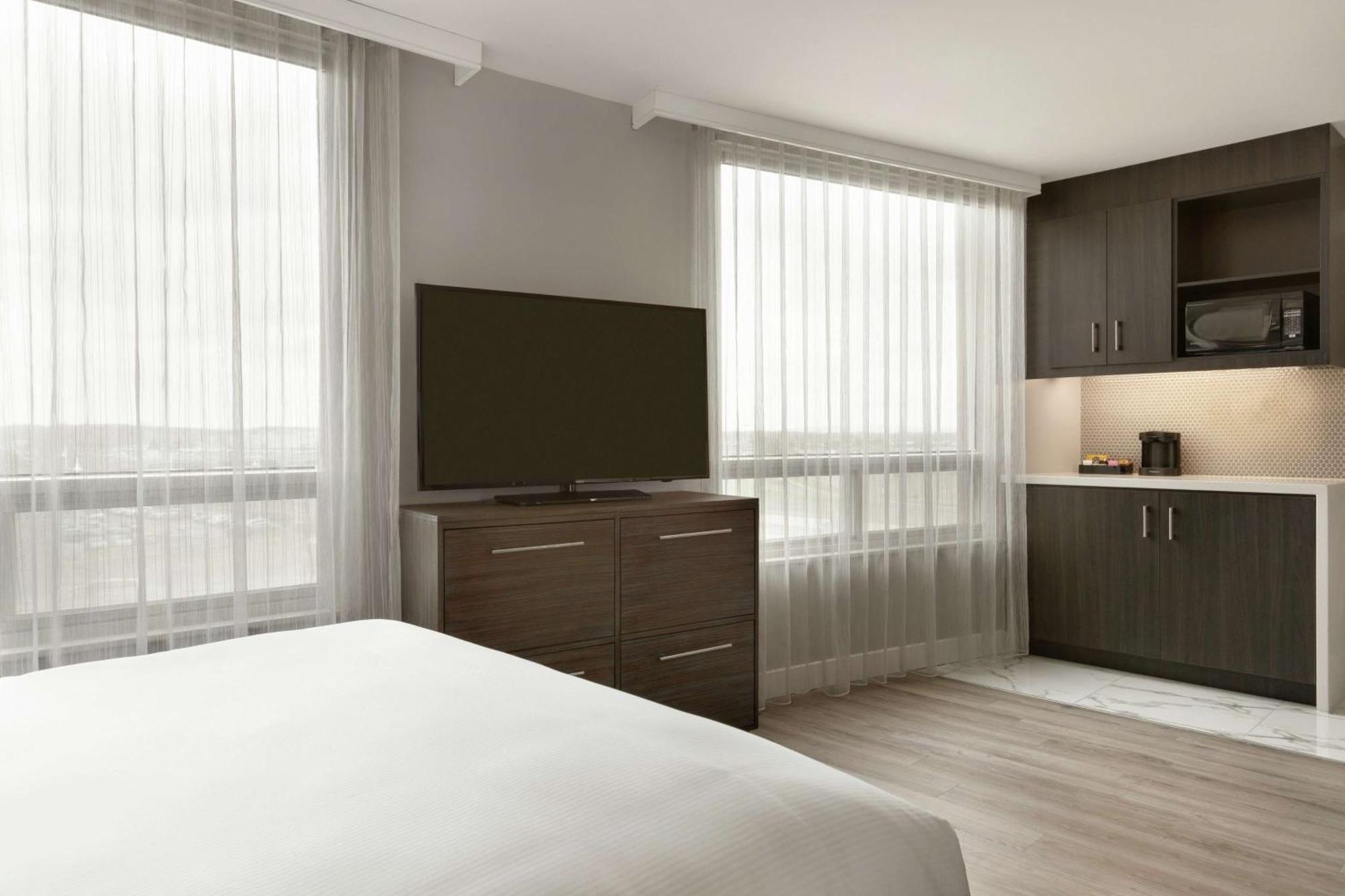 Embassy Suites By Hilton Montreal Airport Pointe-Claire Esterno foto