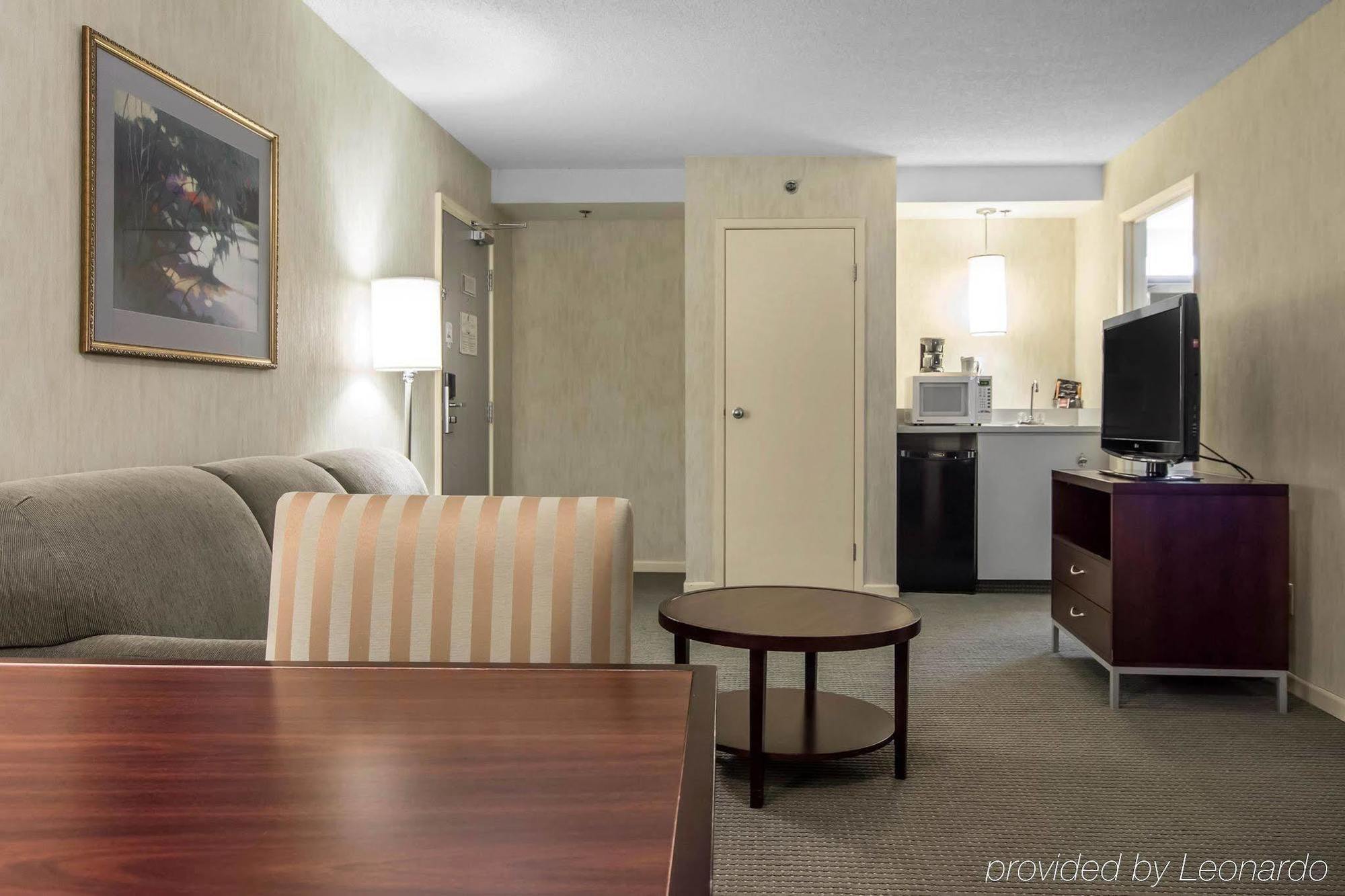 Embassy Suites By Hilton Montreal Airport Pointe-Claire Esterno foto